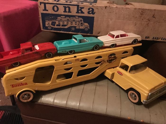 Vintage Tonka Car Carrier with cars in good condition. ( original box is in poor condition, but the toy is in good condition!)