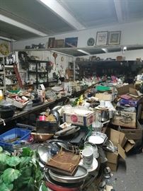 Thousands of pieces of decor / dishes / glassware / figurines