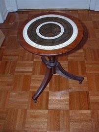 Sweet vintage table / candlestand