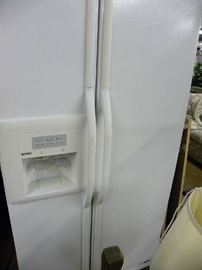 2 Door Refrigerator w/Water & Ice in Door