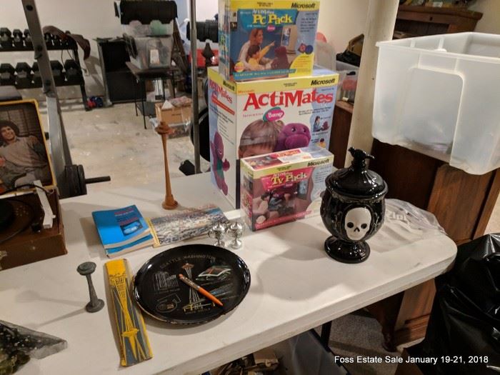 Assorted World's Fair collectibles