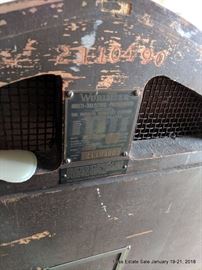 Wurlitzer Model 1100 jukebox, works, plays music, needs balancing.