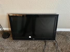 Nice  Panasonic flat screen with remote and cables 