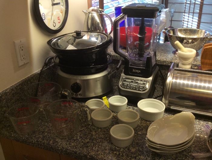 Pyrex measuring cups, Hamilton Beach "3 in One" slow cooker, Ninja blender (Model BL 610), ramekins, Rostfrei chrome bread box & more