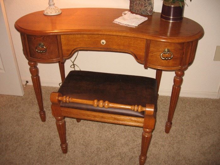 Dixie Recollection light oak vanity table with bench