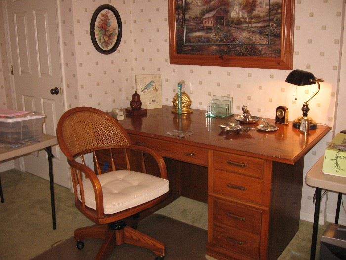 Lexington NC oak office knee hole desk with chair