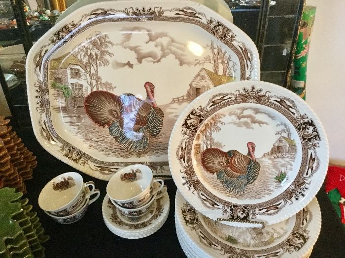 Vintage Johnson Bros! Highly collectible turkey dinnerware and oversized platter. 