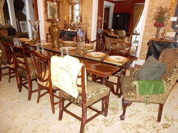 Stunning, Drexel triple pedestal table with 12 chairs