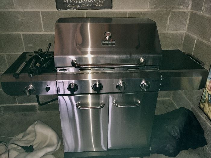 CharBroil gas Grill - looks hardly used