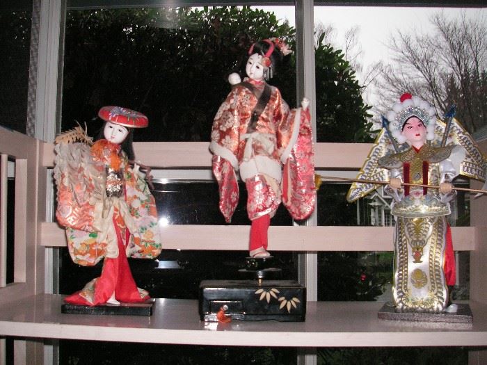 Center Japanese gofun doll is a music box