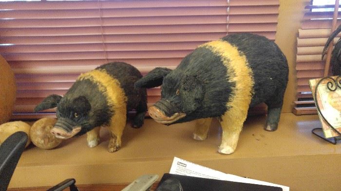 Pig figures with straw hair