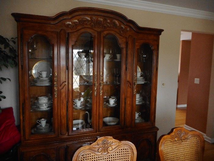 Drexel Traditional Lighted Curio,China Cabinet Storage