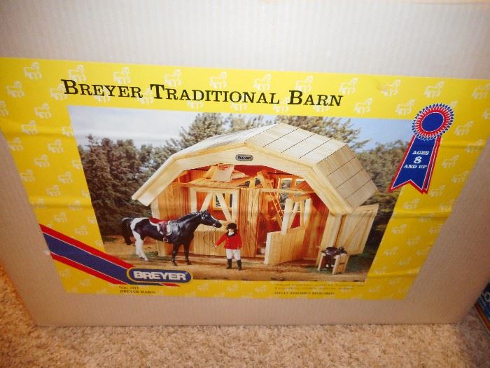 Breyer Wood Traditional Horse Barn/Box