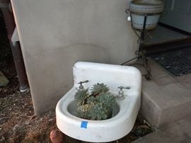 VINTAGE CAST SINK ( PLANTER )