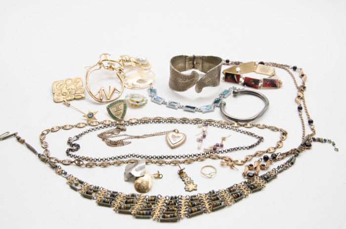 Costume Jewelry Assortment #1      http://www.ctonlineauctions.com/detail.asp?id=678156