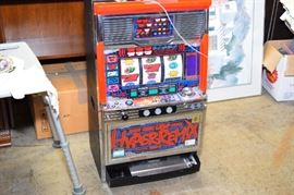 Slot Machine Works!!! Comes with Coins