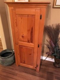 29FURNITUREKnottyPineShelfClosed