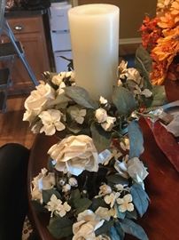 ACCESSORIESCandleWWhiteFlowers