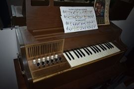 Vintage Table Top Organ very nice in working condition