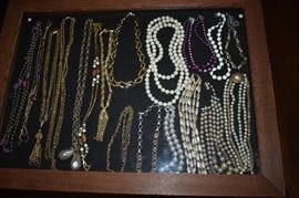 Vintage Jewelry: Necklaces, Earrings, Bracelets, Brooches, Watches 