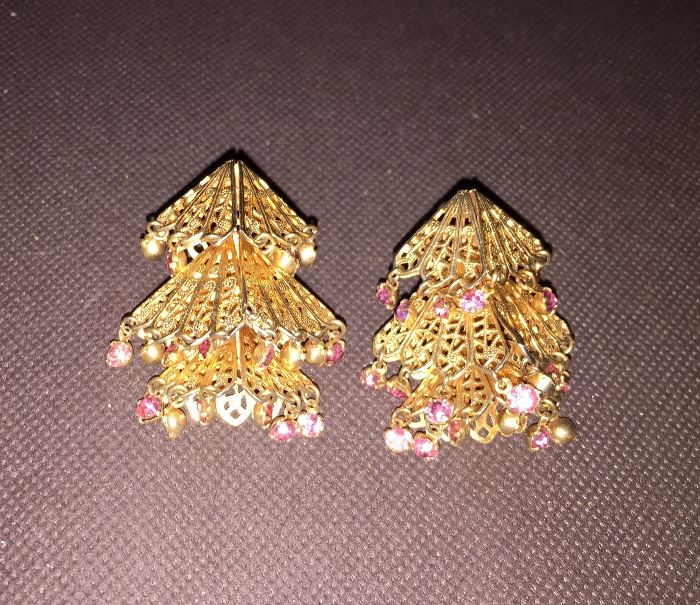 Antique gold tone filigree and pink crystal screw-back earrings 