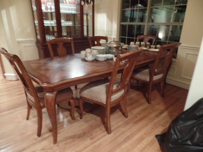 Very Nice Dinning Table and Six Chairs - inlaid top