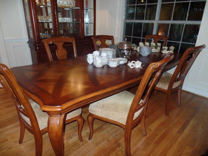 Table and Chairs in great shape