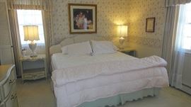 Select Comfort / Sleep Number king bed with cream linen headboard, Excellent Condition
