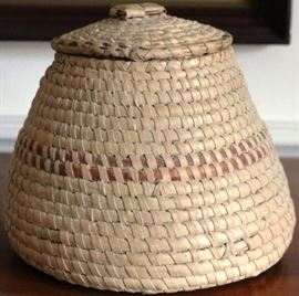 Outstanding Charleston sweetgrass lidded basket