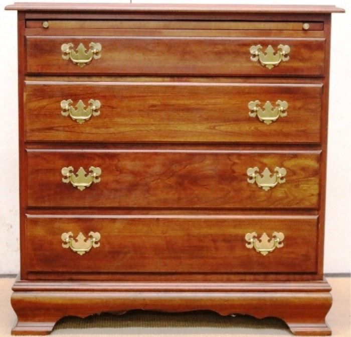 Bachelor chest w/ pull out surface
