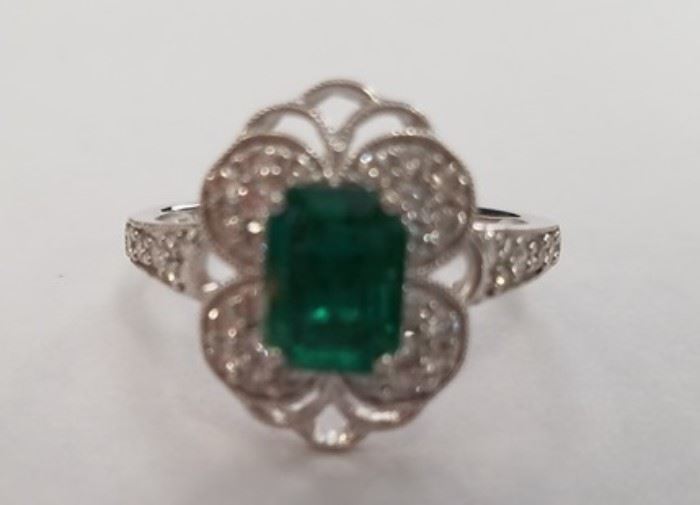 18KT White gold Emerald ring