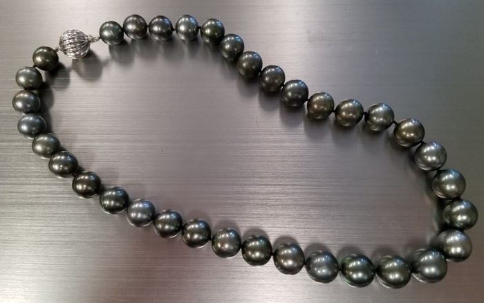 Tahitian cultured pearl necklace