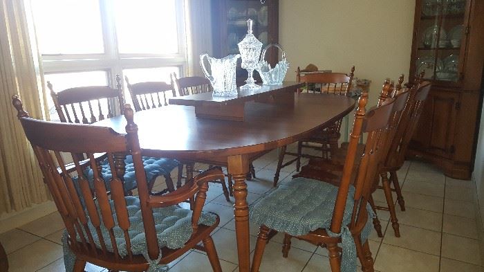 Tell City Dining room table Eight Chairs and 2 Leafs 
Great for a family dinner!