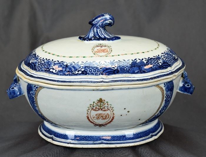 CHINESE EXPORT ARMORIAL PORCELAIN COV. VEGETABLE