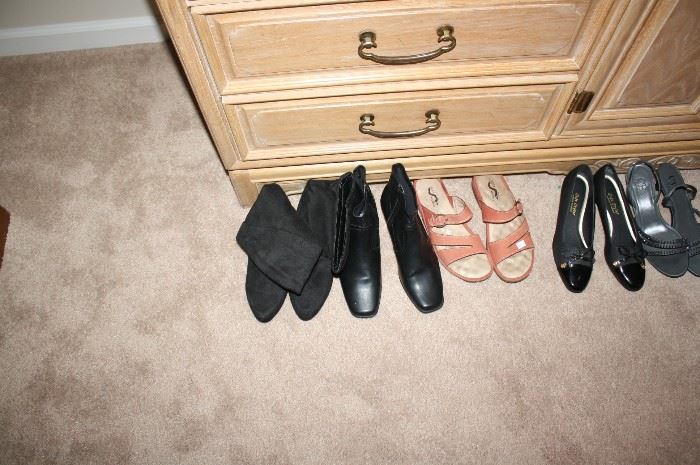 Women's size 9& 1/2 shoes