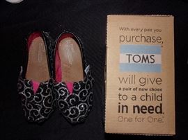 Children's clothing and costumes size 6mo to 6years+ (Some new with tags from The Children's Place) Kids hats, leggings, shorts, skirts, jeans, short&long sleeve tops, pajamas, socks, hosiery, coats and jackets. Shoes Infant to child 12, Adult female shoes size 6