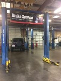 Ben Pearson asymmetrical 9000 lb. automotive lift. Model 9000AI. Tested operational.