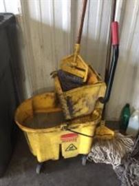 Rubbermaid Mop Bucket w/ 3 Mops