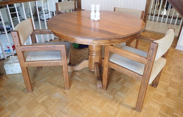 OAT ROUND TABLE WITH 4-CHAIRS