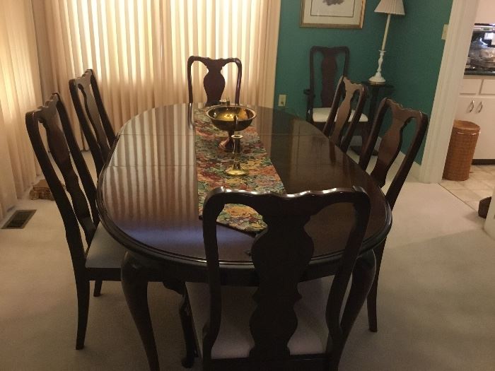 Beautiful Dining room table with 8 chairs