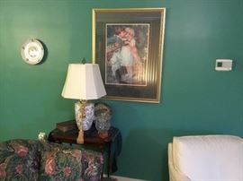 End table, lamp, & accessories