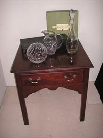 Drexel lamp table w/drawer
