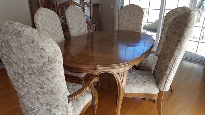 Hickory Co. dining table, leaf, 4 sides and 2 carver chairs