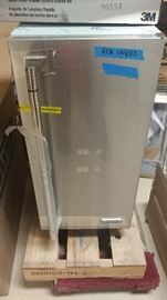 BRAND NEW NEVER USED!!! LYNX PROFESSIONAL SERIES ICE MAKER.  READY TO BE INSTALLED IN YOUR OUTDOOR KITCHEN.  STILL IN BOX!!