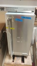 BRAND NEW OUTDOOR LYNX PROFESSION SERIES ICE MAKER BRAND NEW IN BOX 