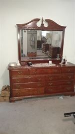 Beautiful mint condition bedroom set