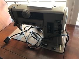 Singer sewing machine--- it works