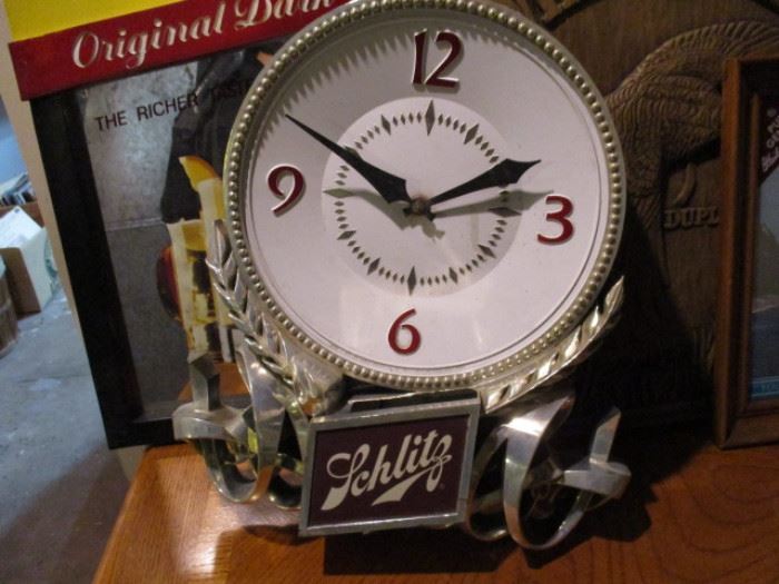 Schlitz clock