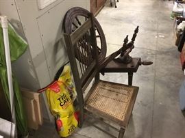 Antique spinning wheel 