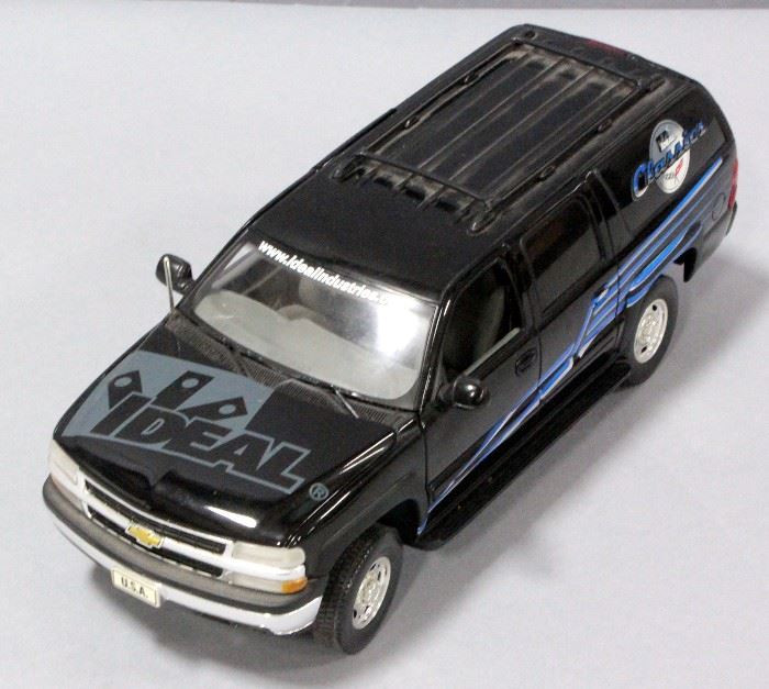 Ideal Diecast Chevy Suburban with Trailer and 1953 Classic Corvette 1/18 SCALE